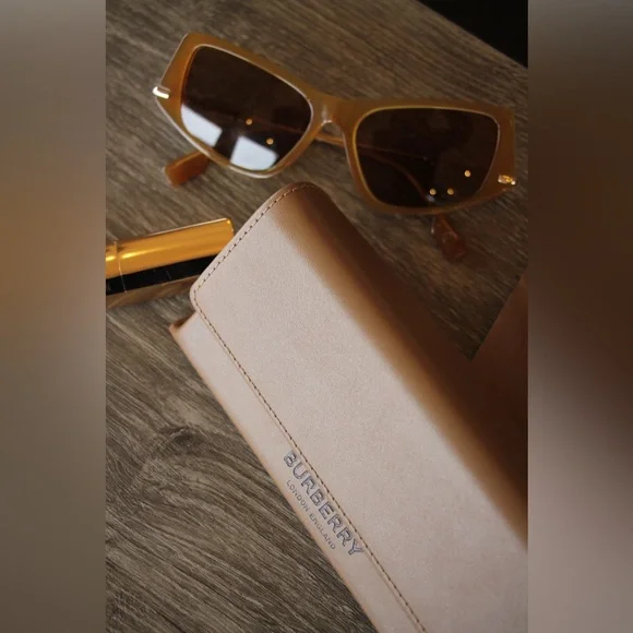 Burberry Sunglasses - Picture 5 of 9